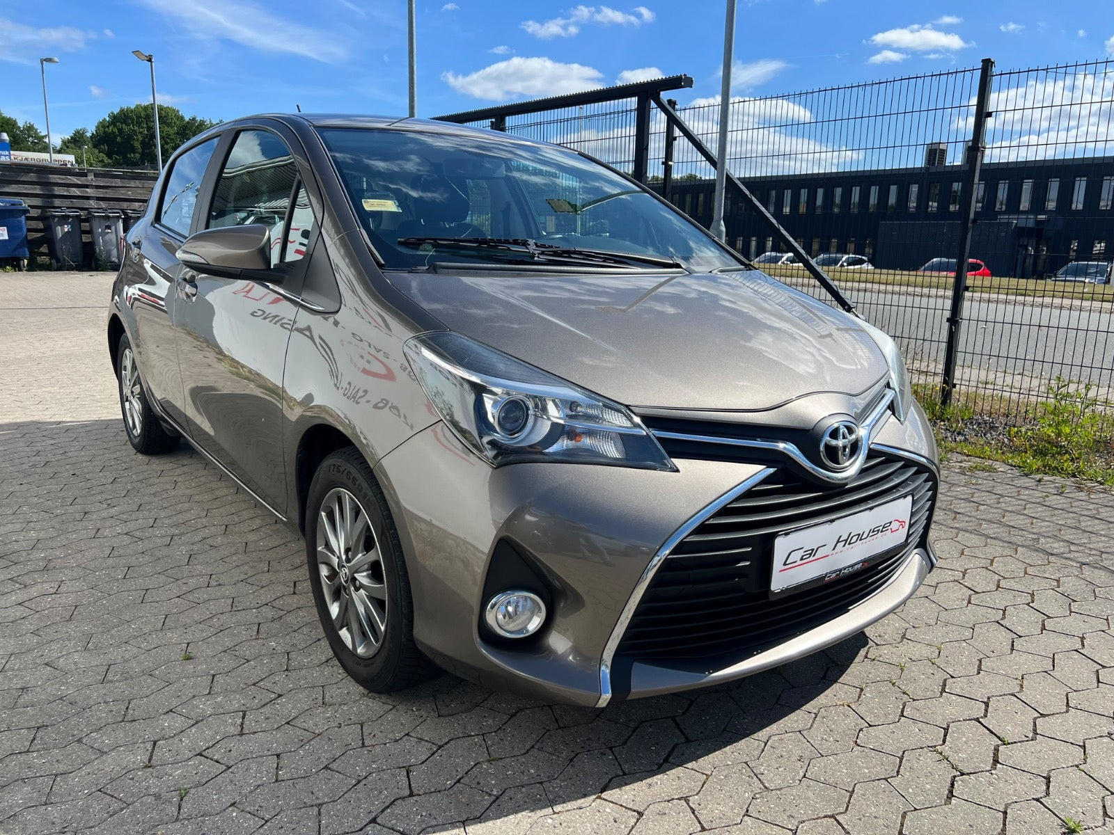 Orange Toyota Yaris fra 2016