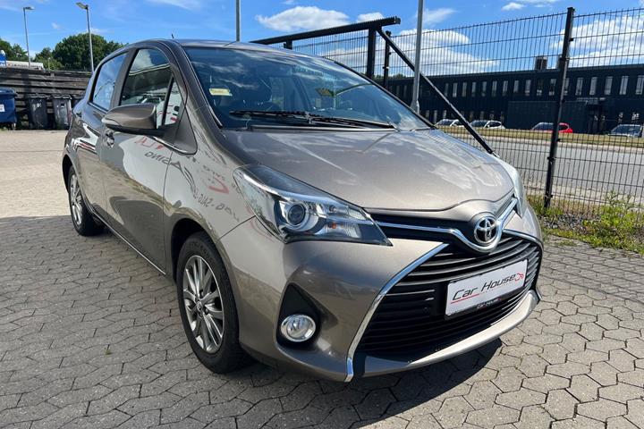 Orange Toyota Yaris fra 2016
