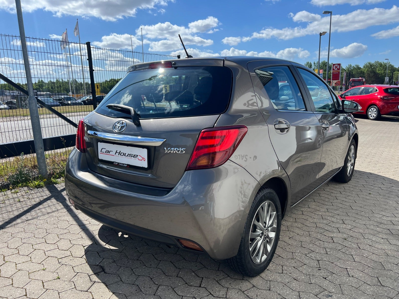 Orange Toyota Yaris fra 2016