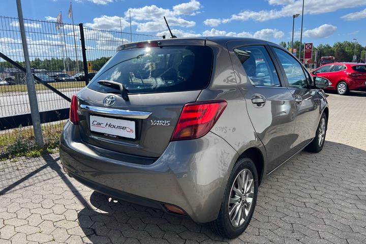 Orange Toyota Yaris fra 2016