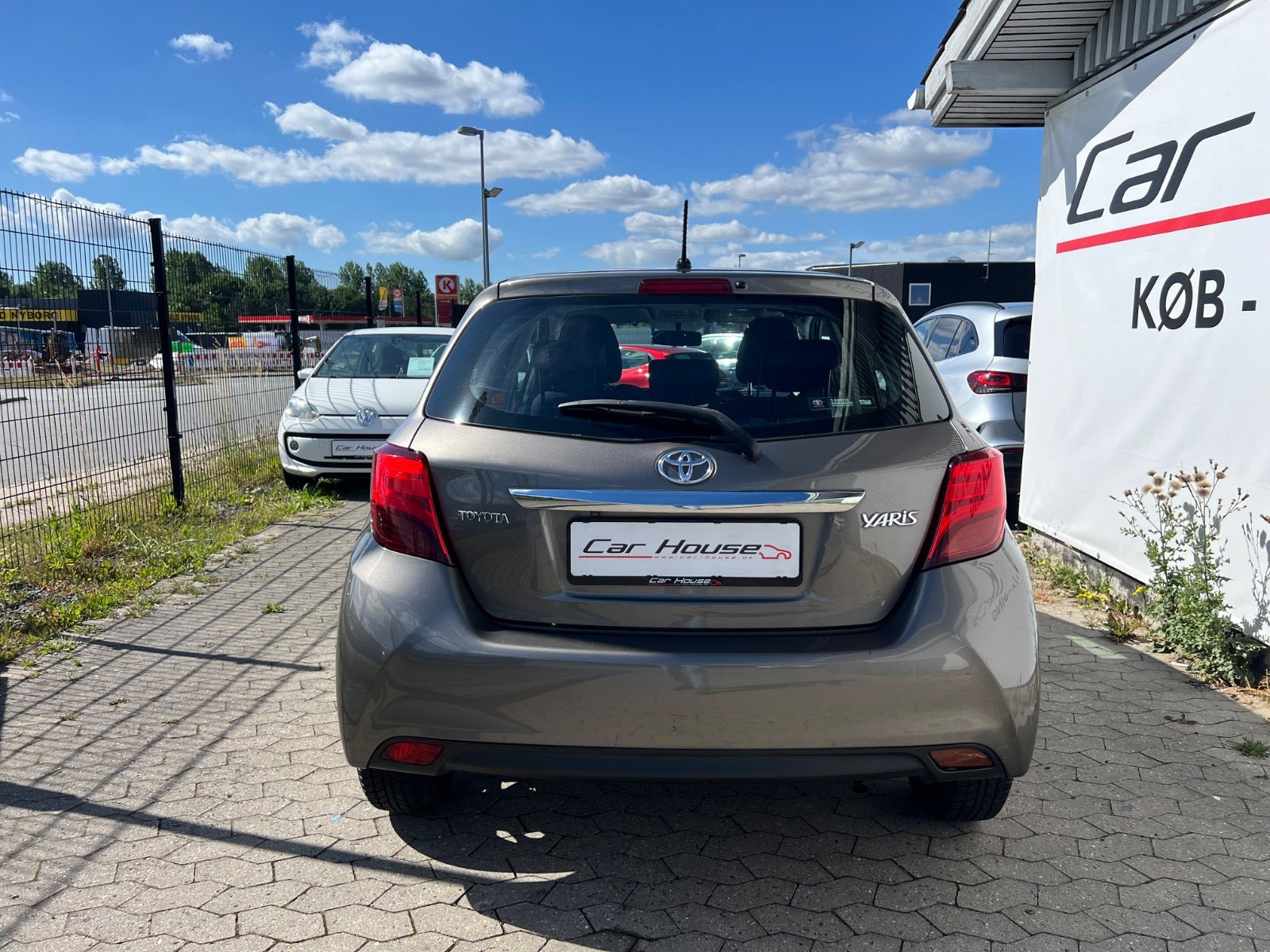 Orange Toyota Yaris fra 2016