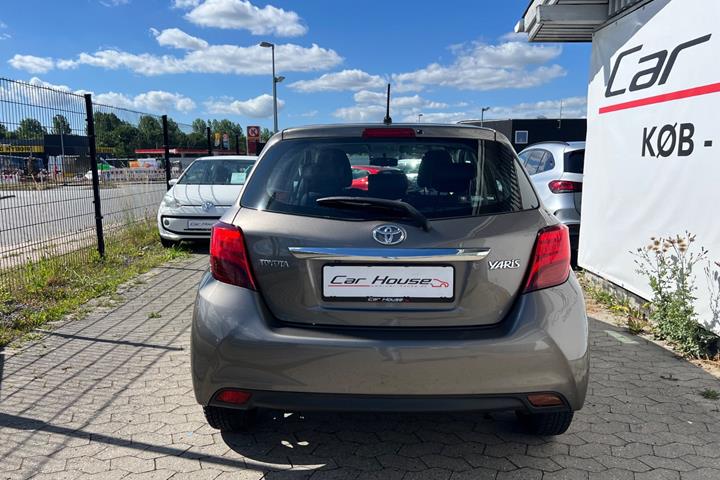 Orange Toyota Yaris fra 2016