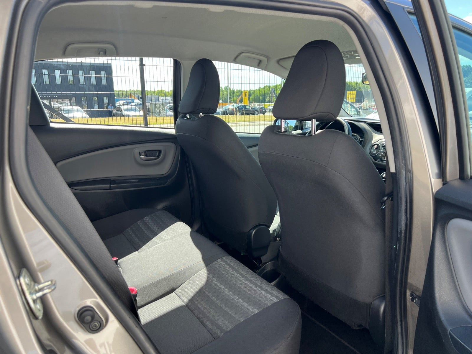 Orange Toyota Yaris fra 2016