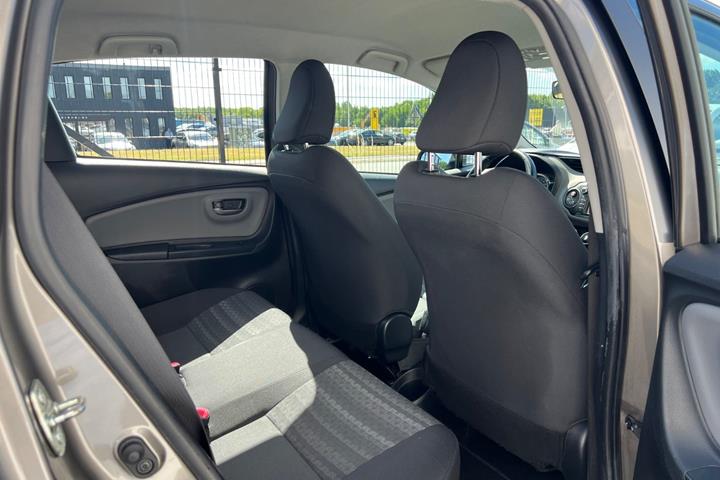 Orange Toyota Yaris fra 2016