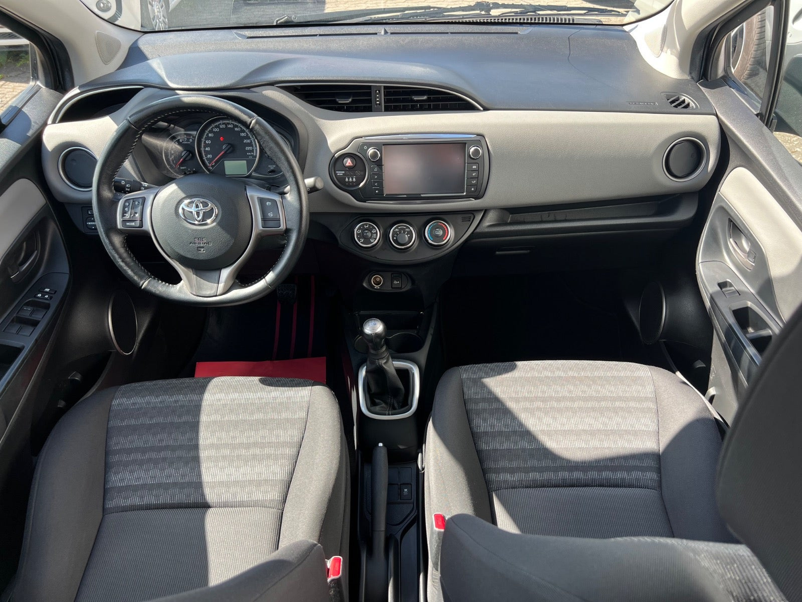Orange Toyota Yaris fra 2016