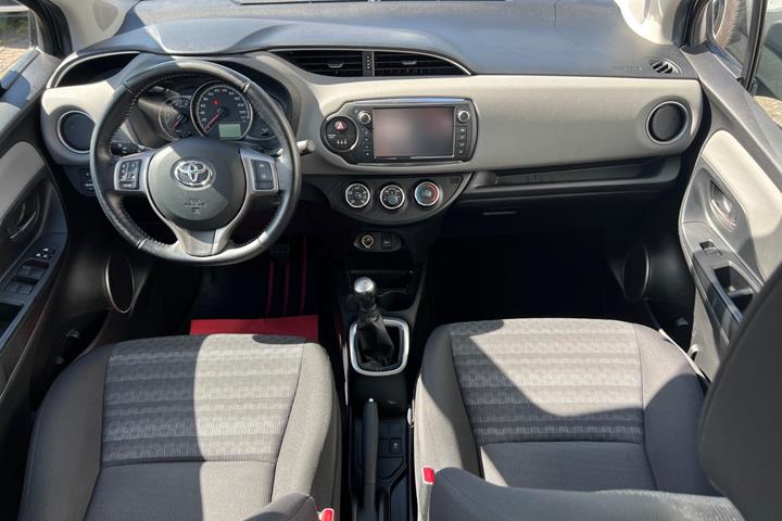 Orange Toyota Yaris fra 2016