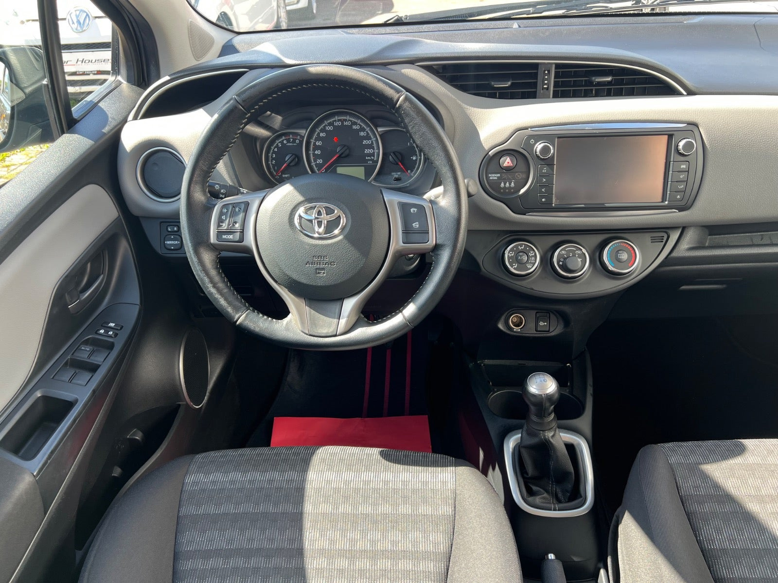 Orange Toyota Yaris fra 2016