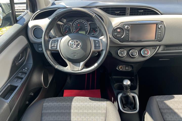 Orange Toyota Yaris fra 2016