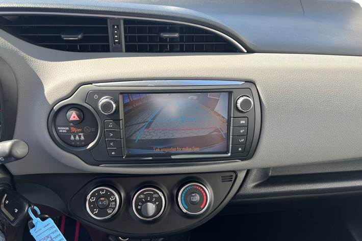 Orange Toyota Yaris fra 2016