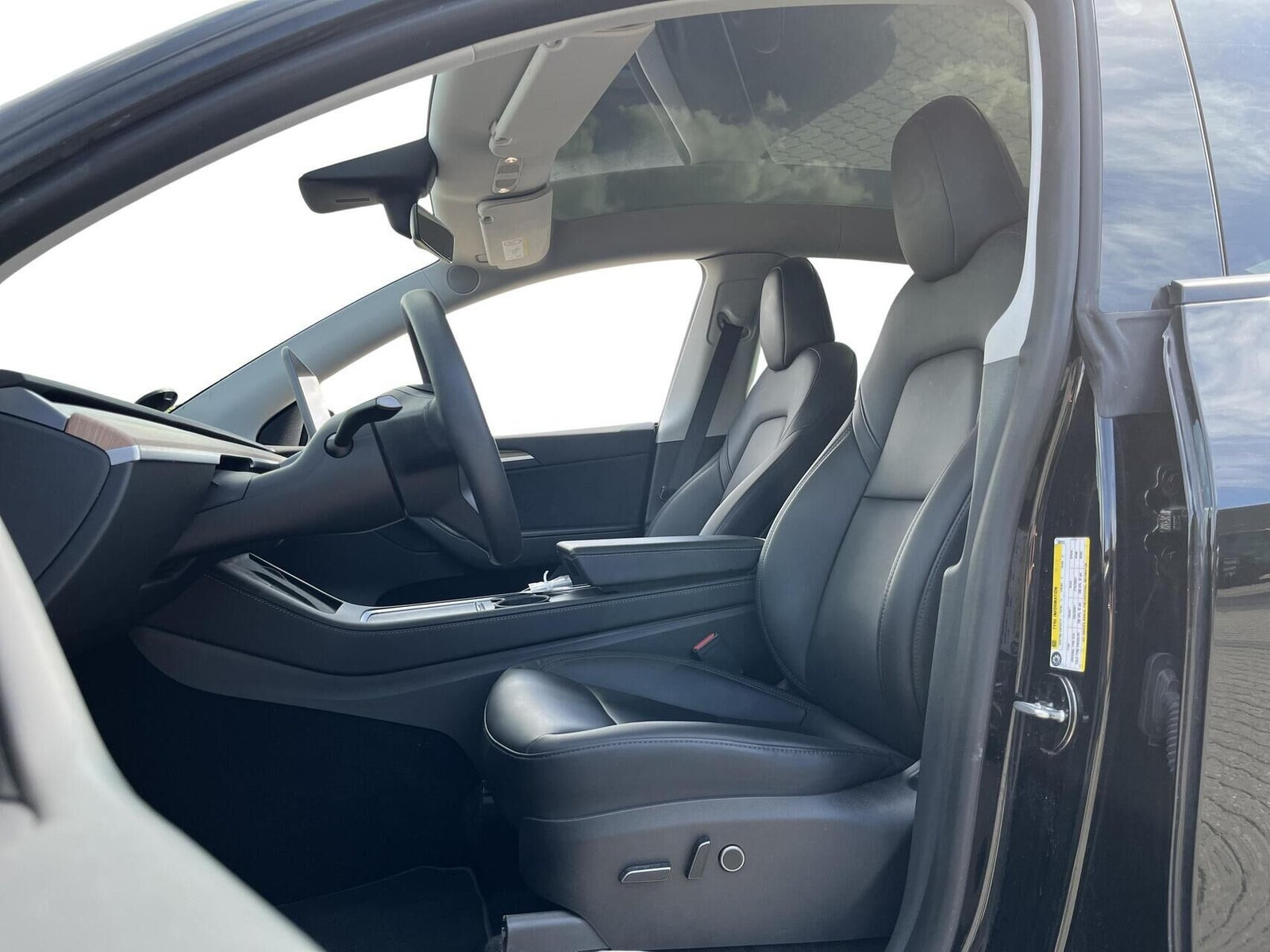 Sort Tesla Model Y fra 2022