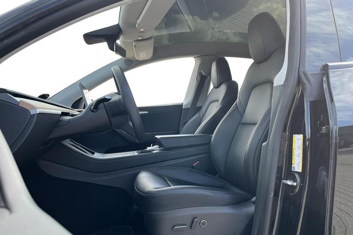 Sort Tesla Model Y fra 2022