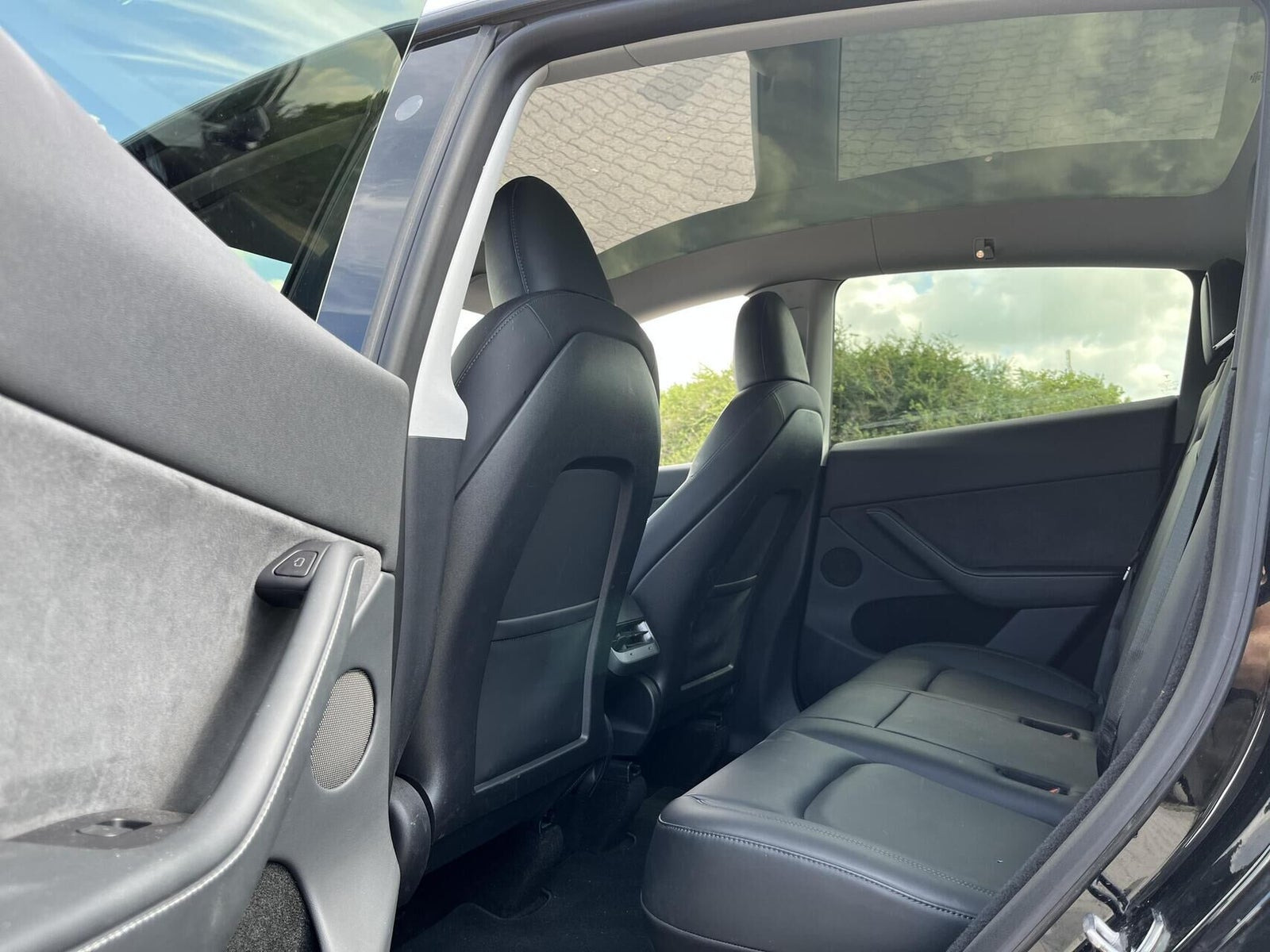 Sort Tesla Model Y fra 2022