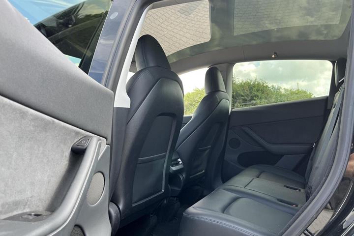Sort Tesla Model Y fra 2022