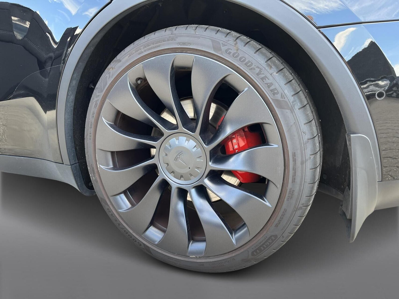 Sort Tesla Model Y fra 2022