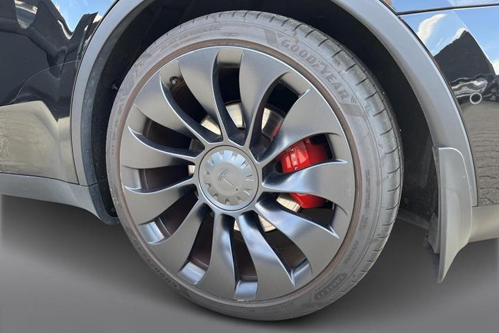 Sort Tesla Model Y fra 2022