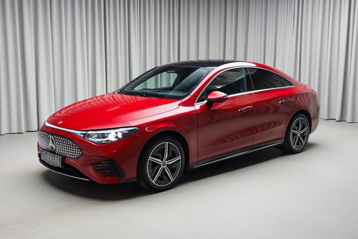 Rød Mercedes CLA250+ fra 2025 set udefra