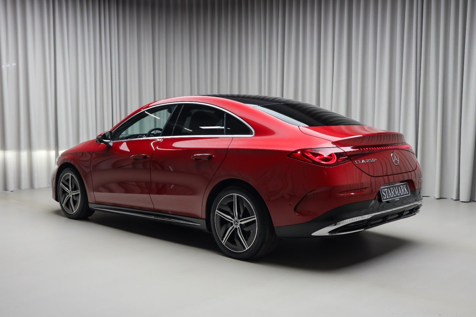 Rød Mercedes CLA250+ fra 2025
