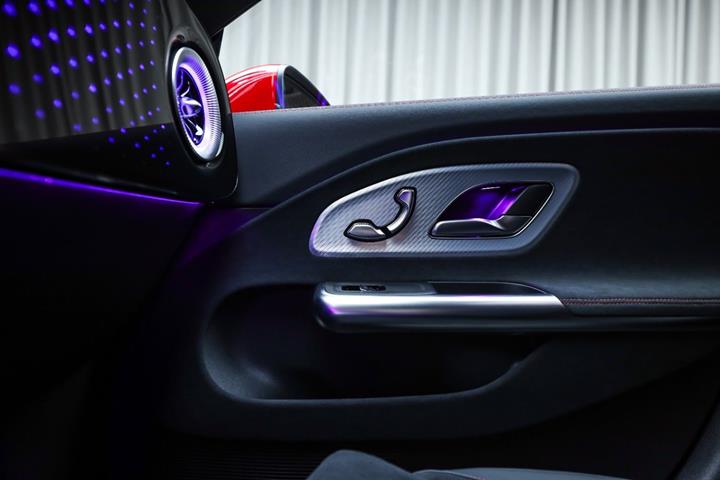 Rød Mercedes CLA250+ fra 2025