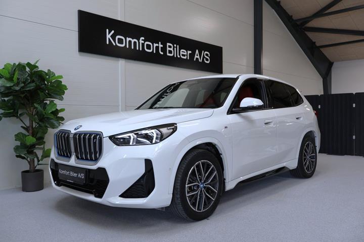 Hvid BMW iX1 fra 2023 set udefra