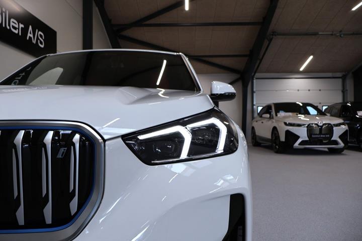 Hvid BMW iX1 fra 2023