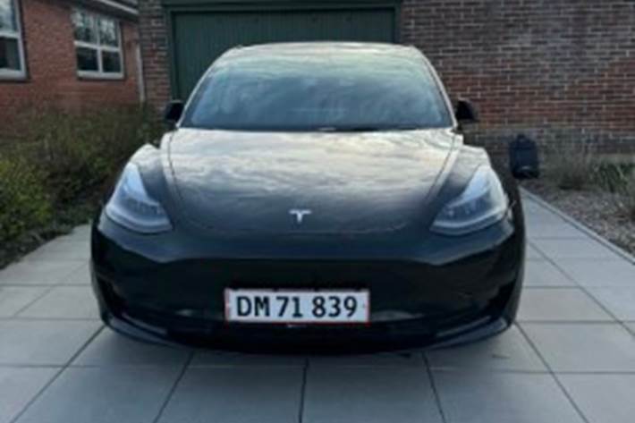 Sort Tesla Model 3 fra 2022