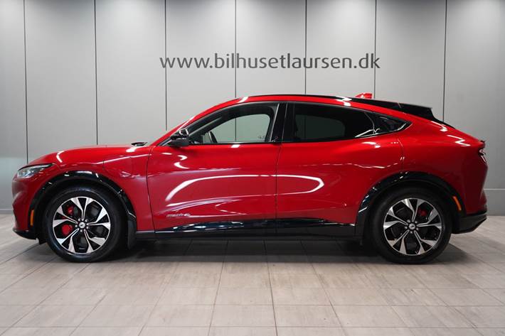 Rød Ford Mustang Mach-E fra 2022