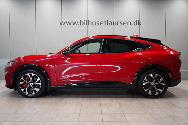 Rød Ford Mustang Mach-E fra 2022