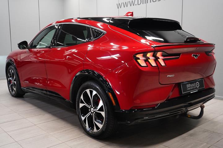 Rød Ford Mustang Mach-E fra 2022