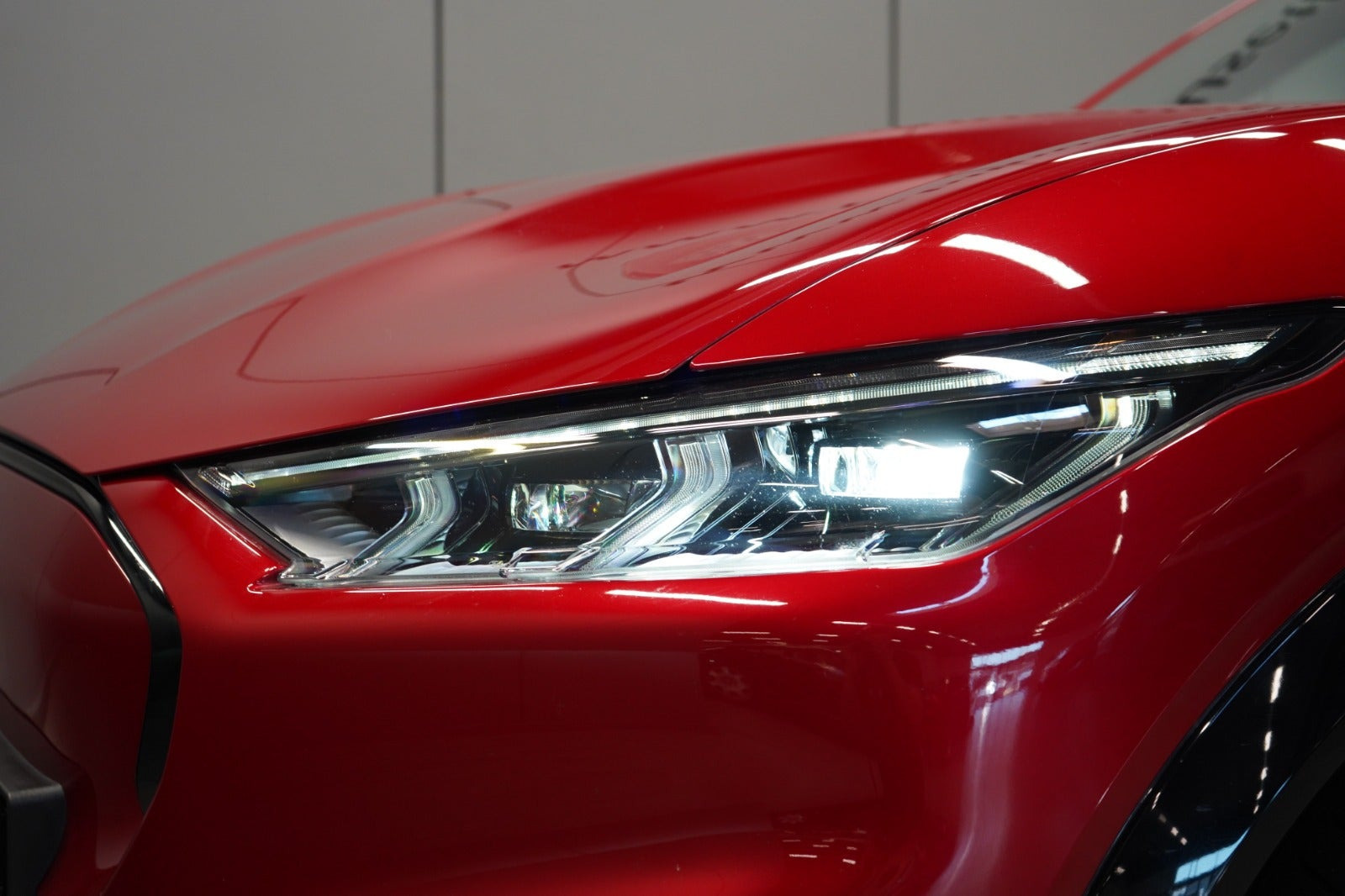 Rød Ford Mustang Mach-E fra 2022