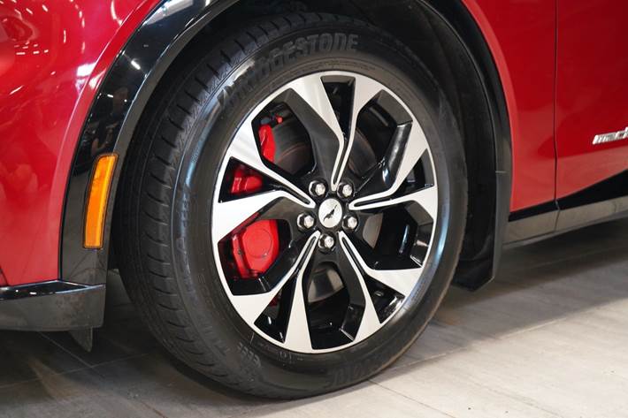 Rød Ford Mustang Mach-E fra 2022