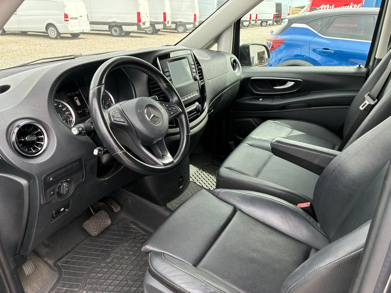 Grå Mercedes Vito 119 fra 2021
