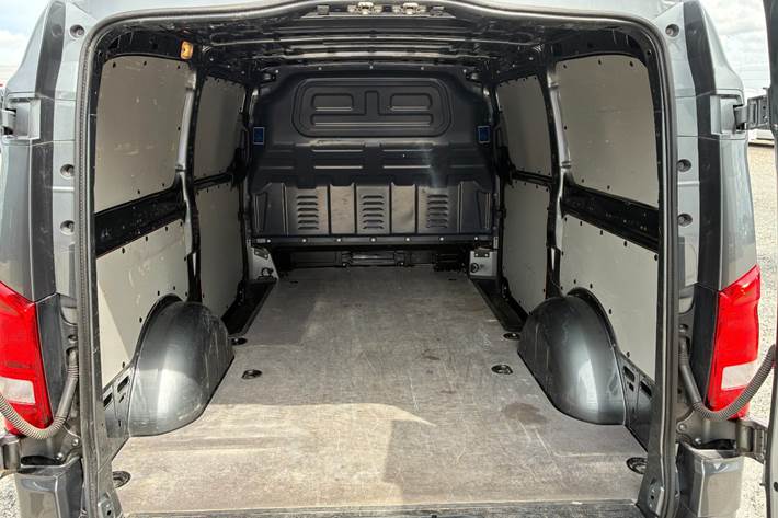 Grå Mercedes Vito 119 fra 2021