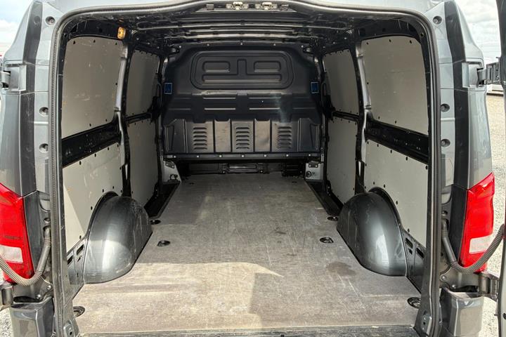 Grå Mercedes Vito 119 fra 2021