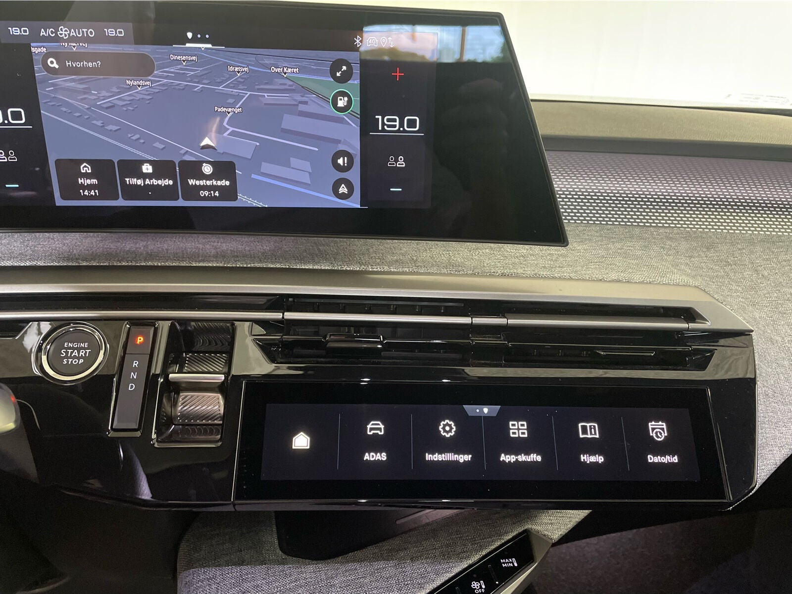 Grå Peugeot e-5008 fra 2025