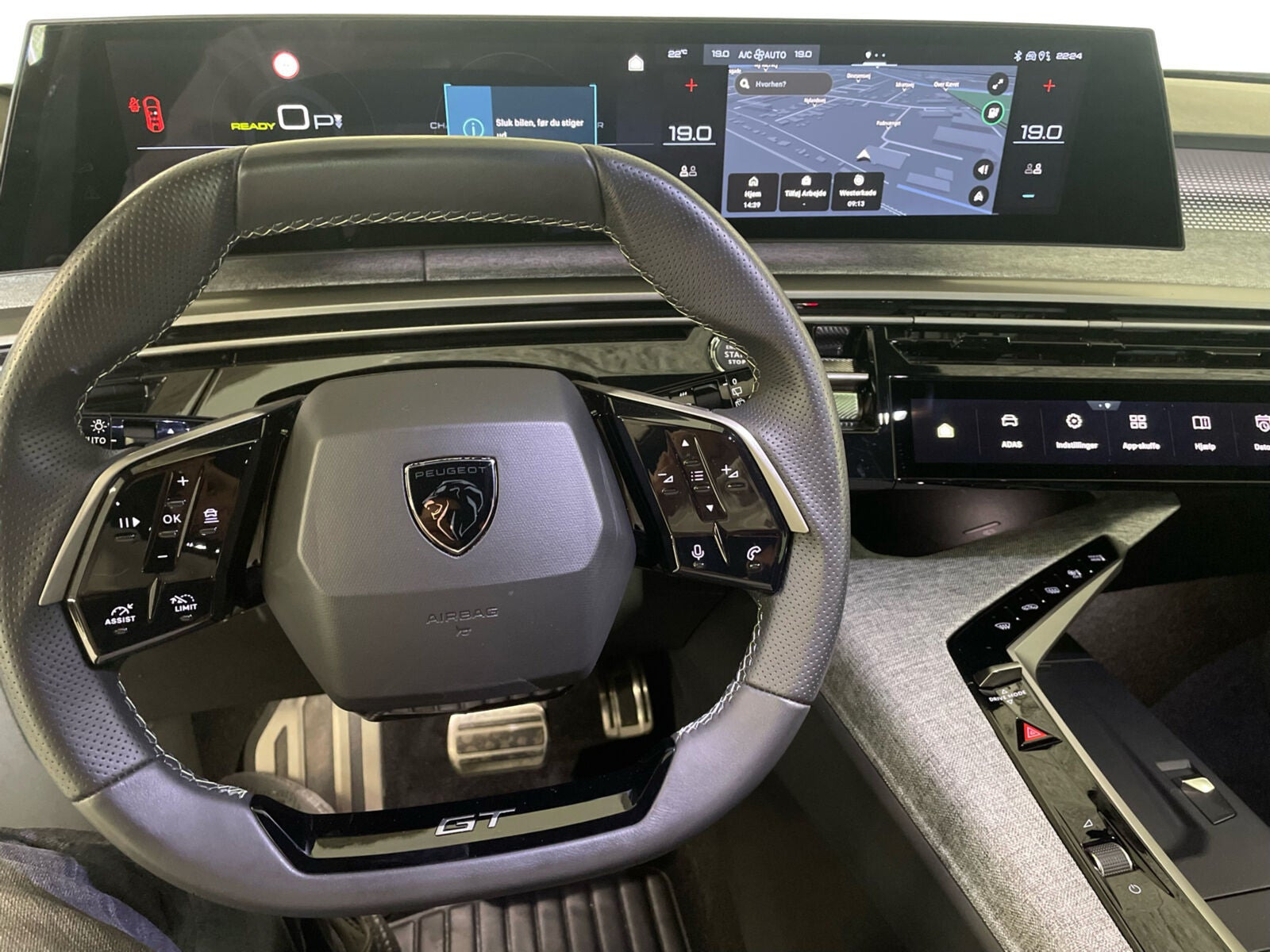 Grå Peugeot e-5008 fra 2025