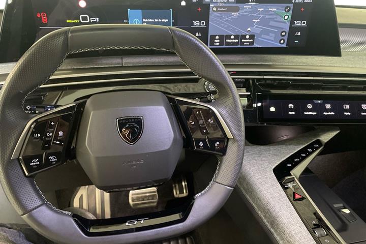 Grå Peugeot e-5008 fra 2025