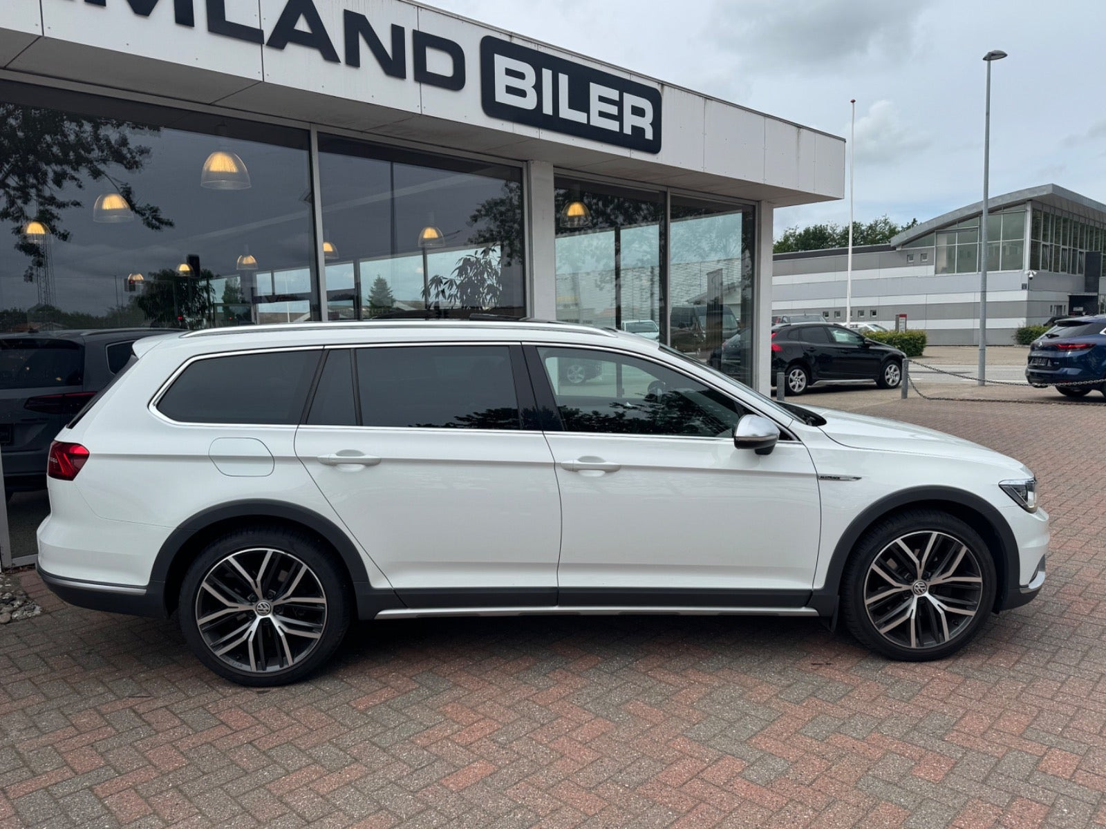 Hvid VW Passat Alltrack fra 2018 set udefra
