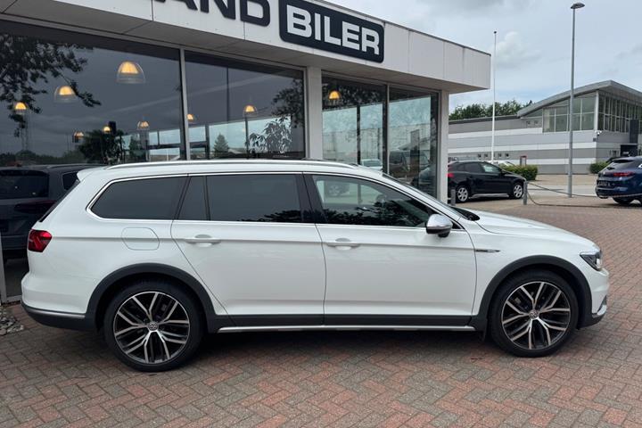 Hvid VW Passat Alltrack fra 2018 set udefra