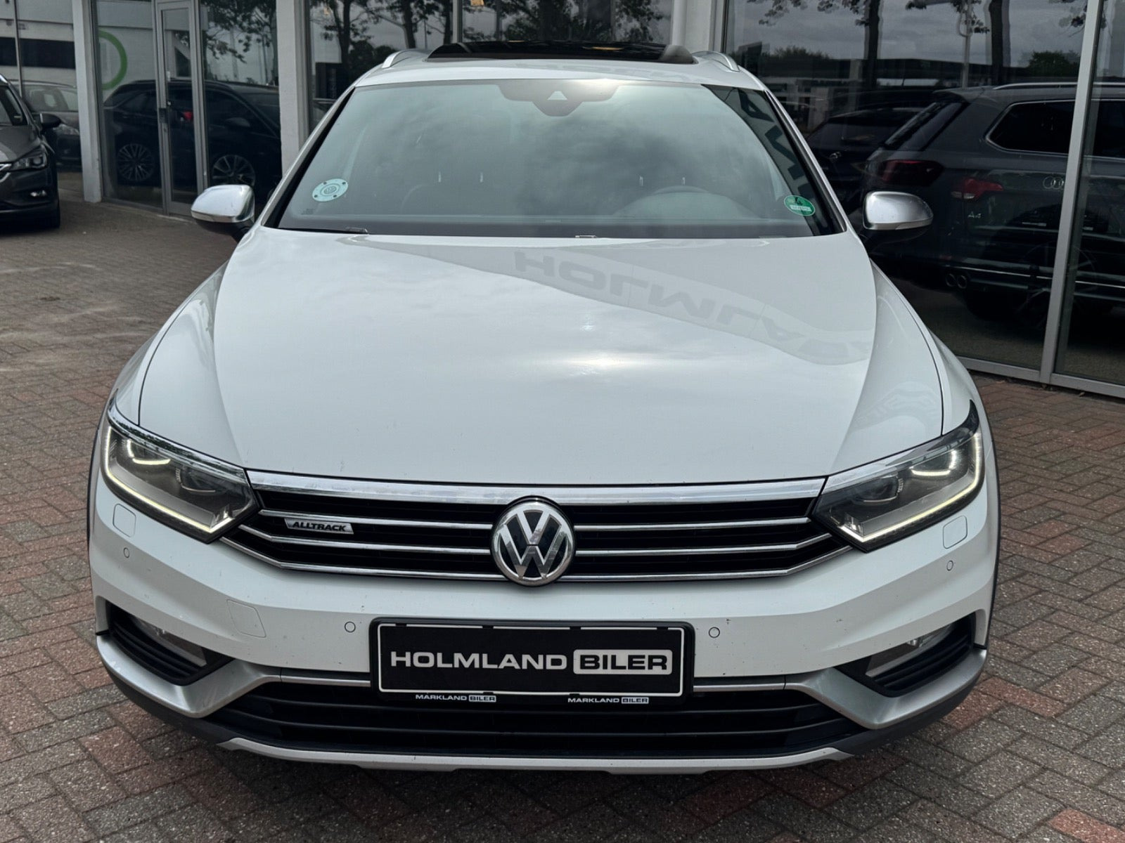 Hvid VW Passat Alltrack fra 2018 set udefra