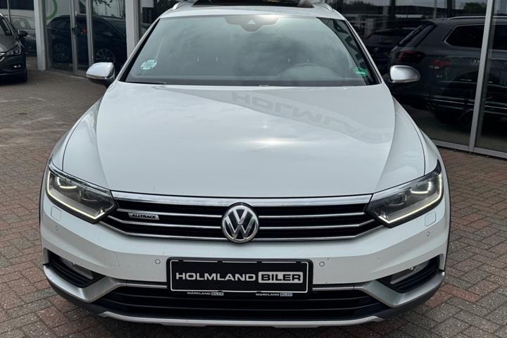Hvid VW Passat Alltrack fra 2018 set udefra