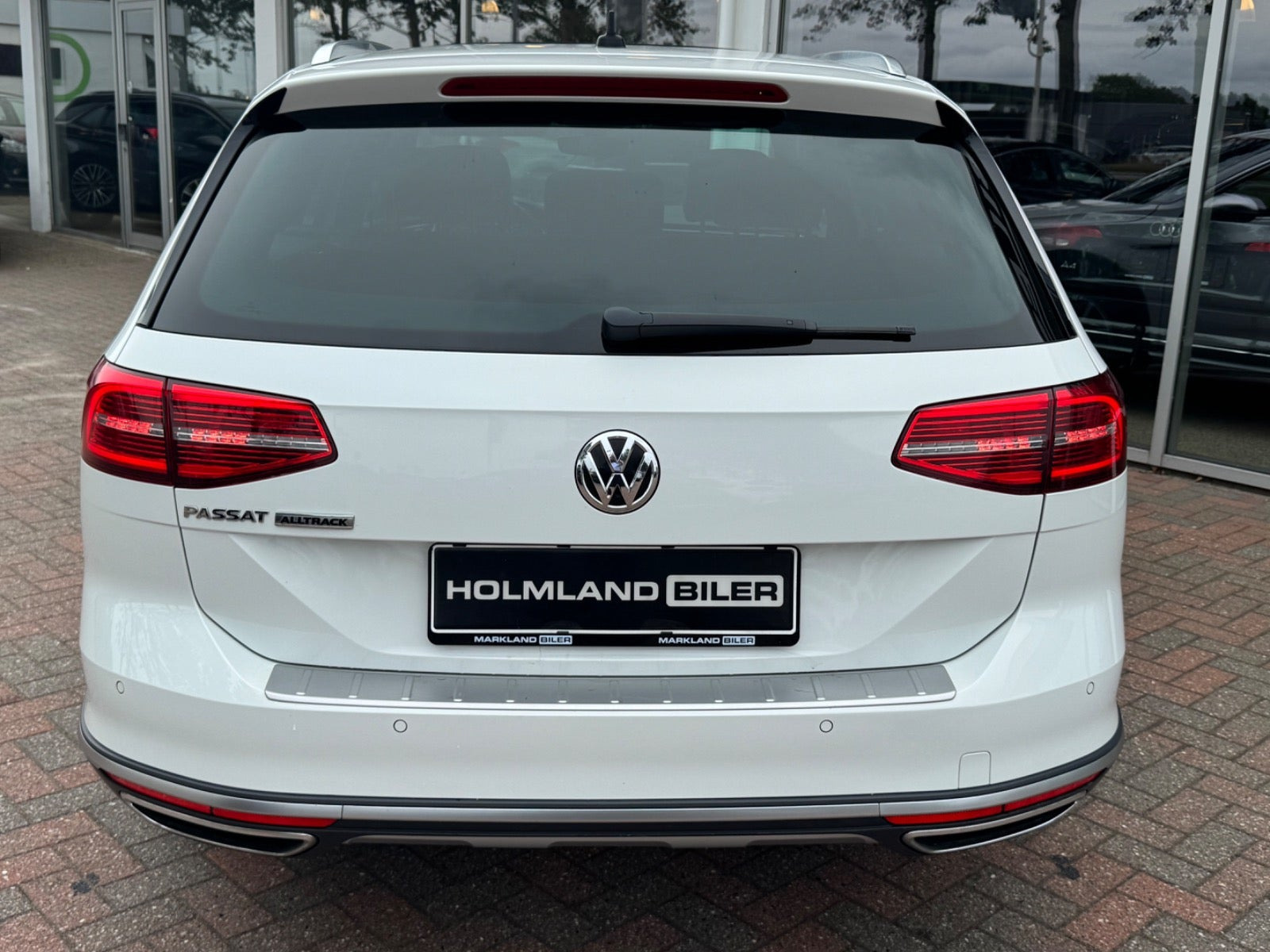 Hvid VW Passat Alltrack fra 2018 set udefra