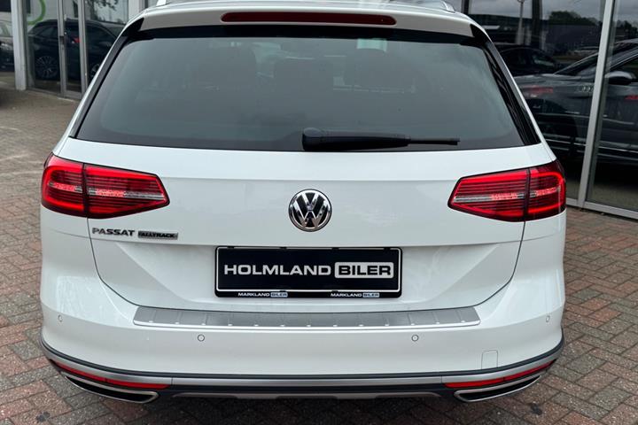 Hvid VW Passat Alltrack fra 2018 set udefra