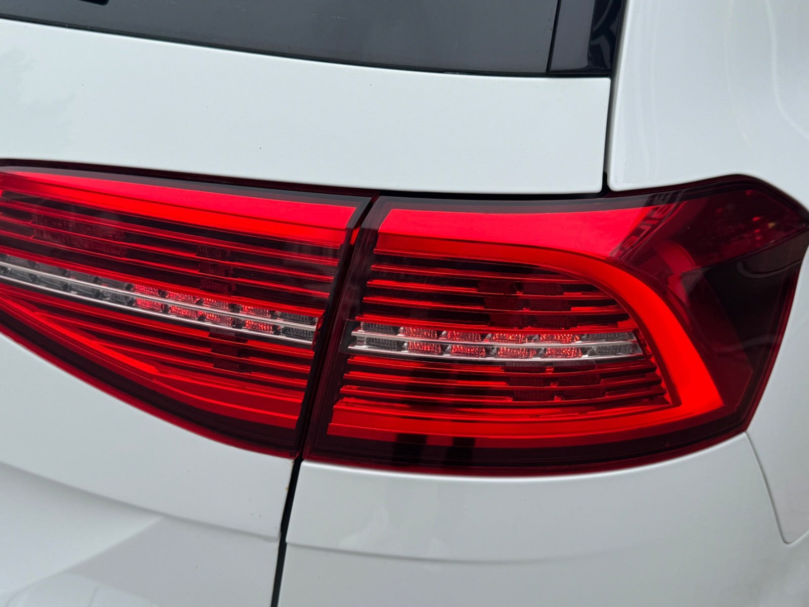 Hvid VW Passat Alltrack fra 2018 set udefra