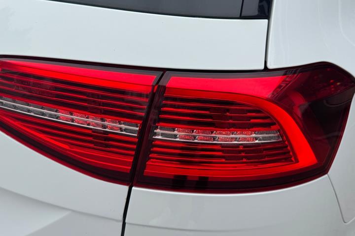 Hvid VW Passat Alltrack fra 2018 set udefra