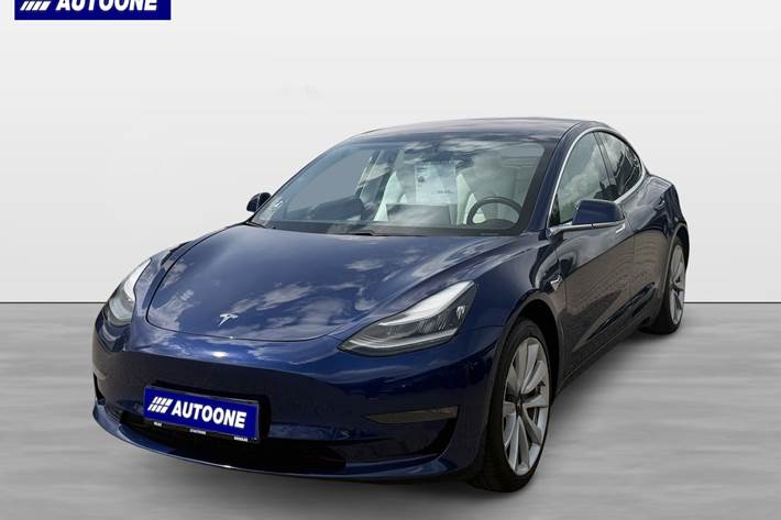 Blå Tesla Model 3 fra 2019 set udefra