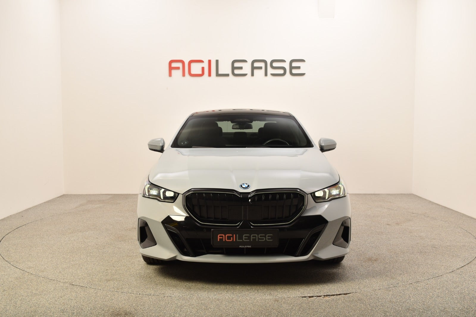 Grå BMW i5 fra 2024