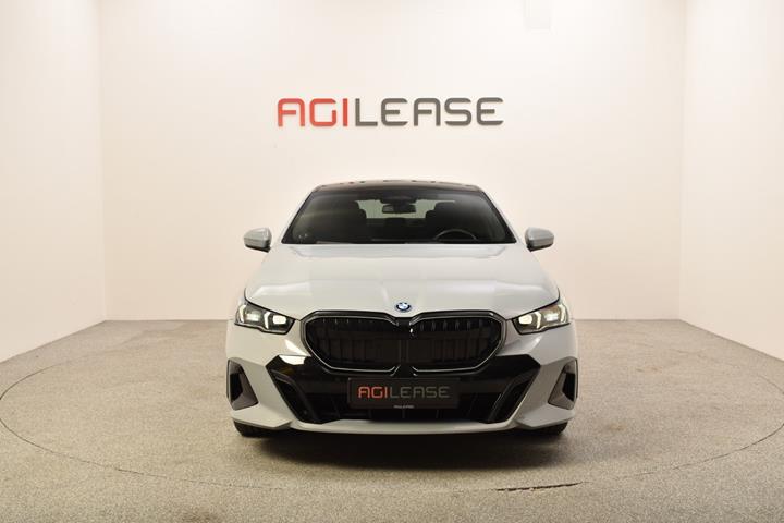 Grå BMW i5 fra 2024