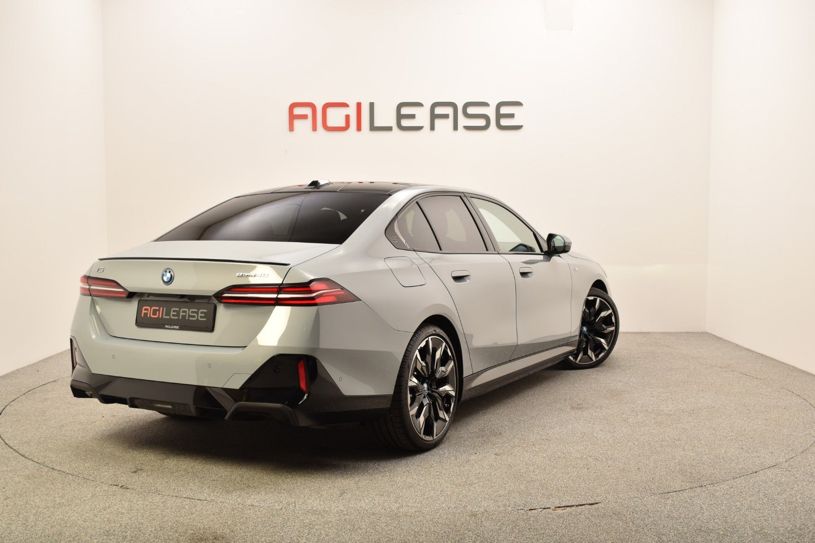 Grå BMW i5 fra 2024