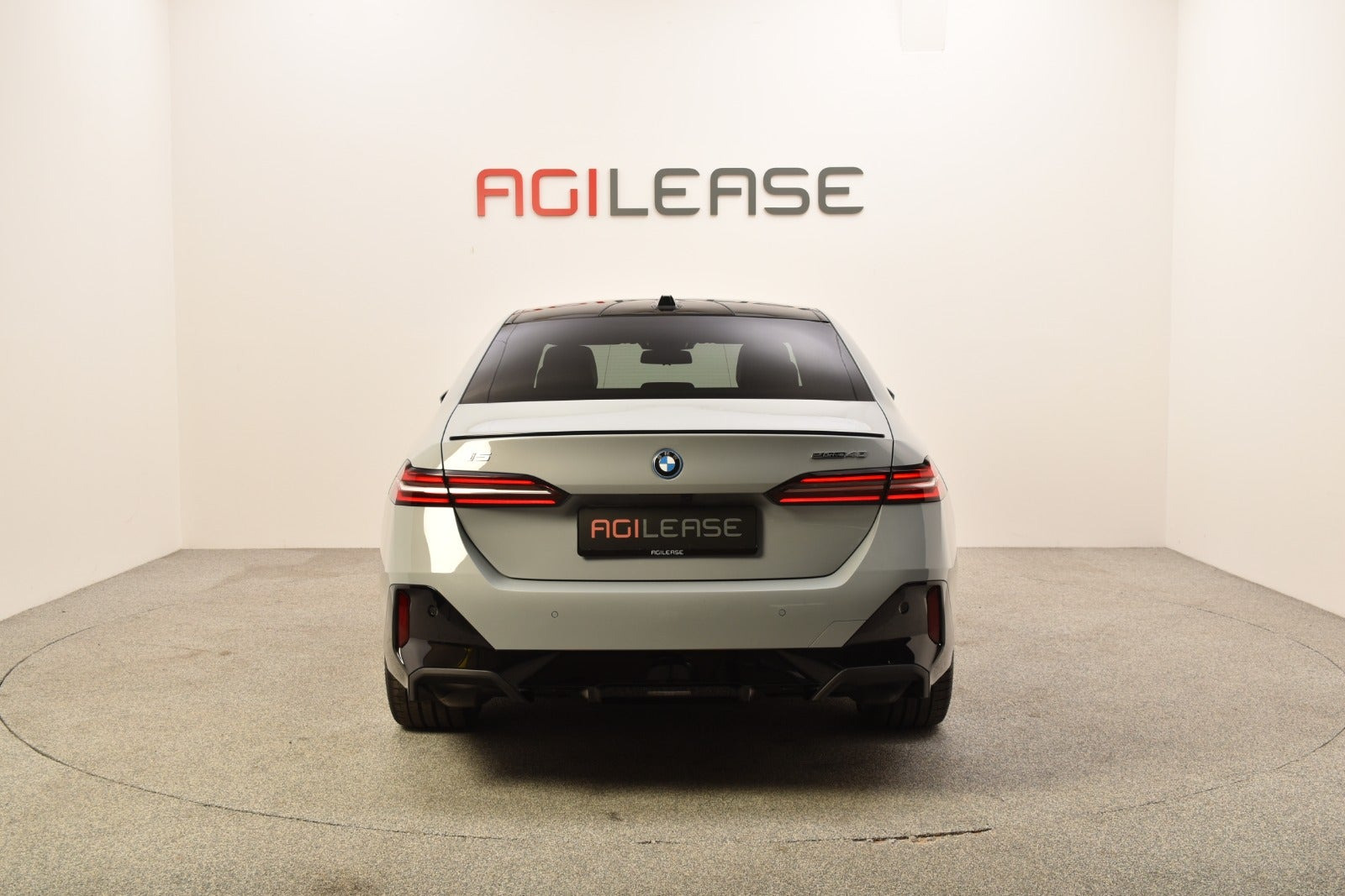 Grå BMW i5 fra 2024
