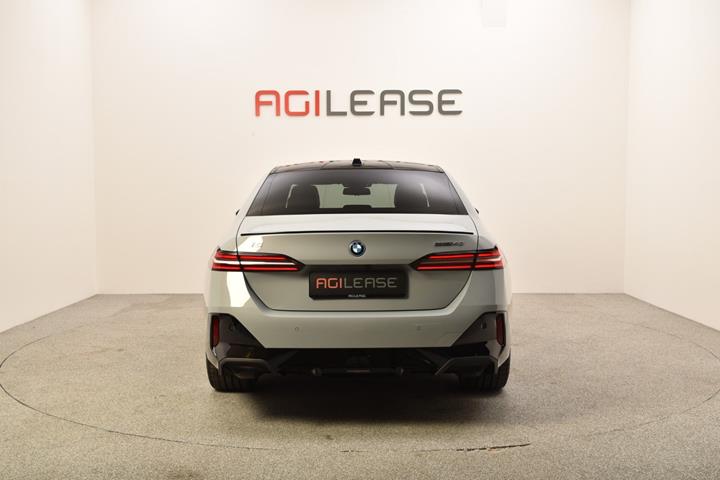 Grå BMW i5 fra 2024